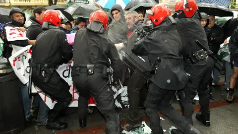 La Ertzaintza carga contra los participantes de un escrache en Bilbao La Ertzaintza carga contra los participantes de un escrache en Bilbao