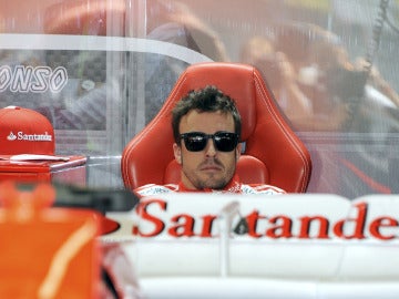 Alonso, en el box de Ferrari en el GP de China
