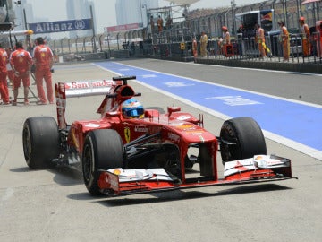 Alonso, en el pit-lane de Shanghái