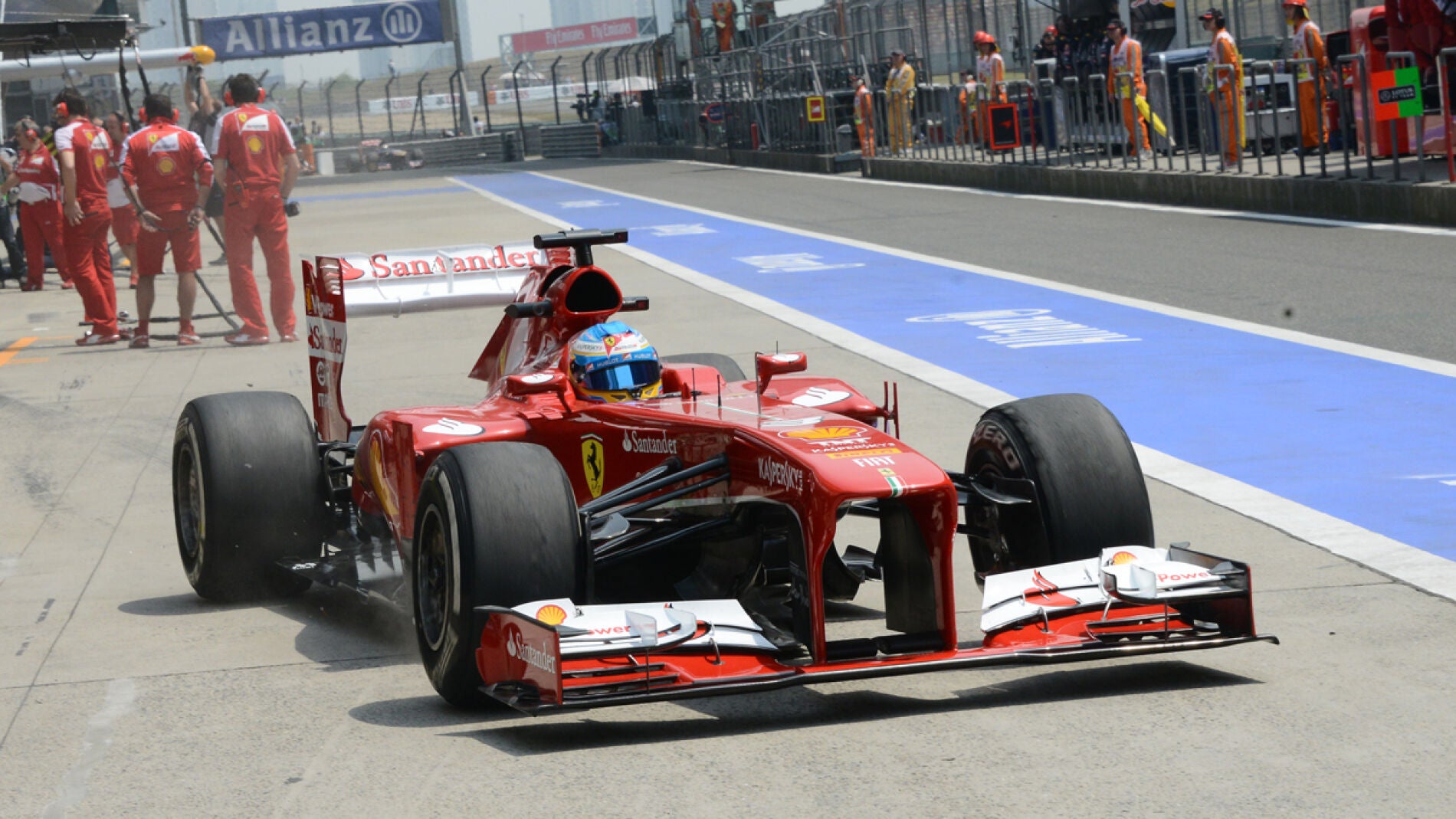 Alonso, en el pit-lane de Shangh&aacute;i