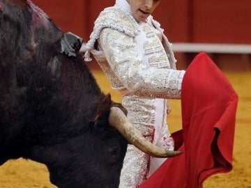 El diestro López Simón, en un pase con la muleta a su primer toro