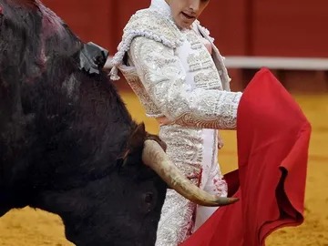 El diestro López Simón, en un pase con la muleta a su primer toro El diestro López Simón, en un pase con la muleta a su primer toro