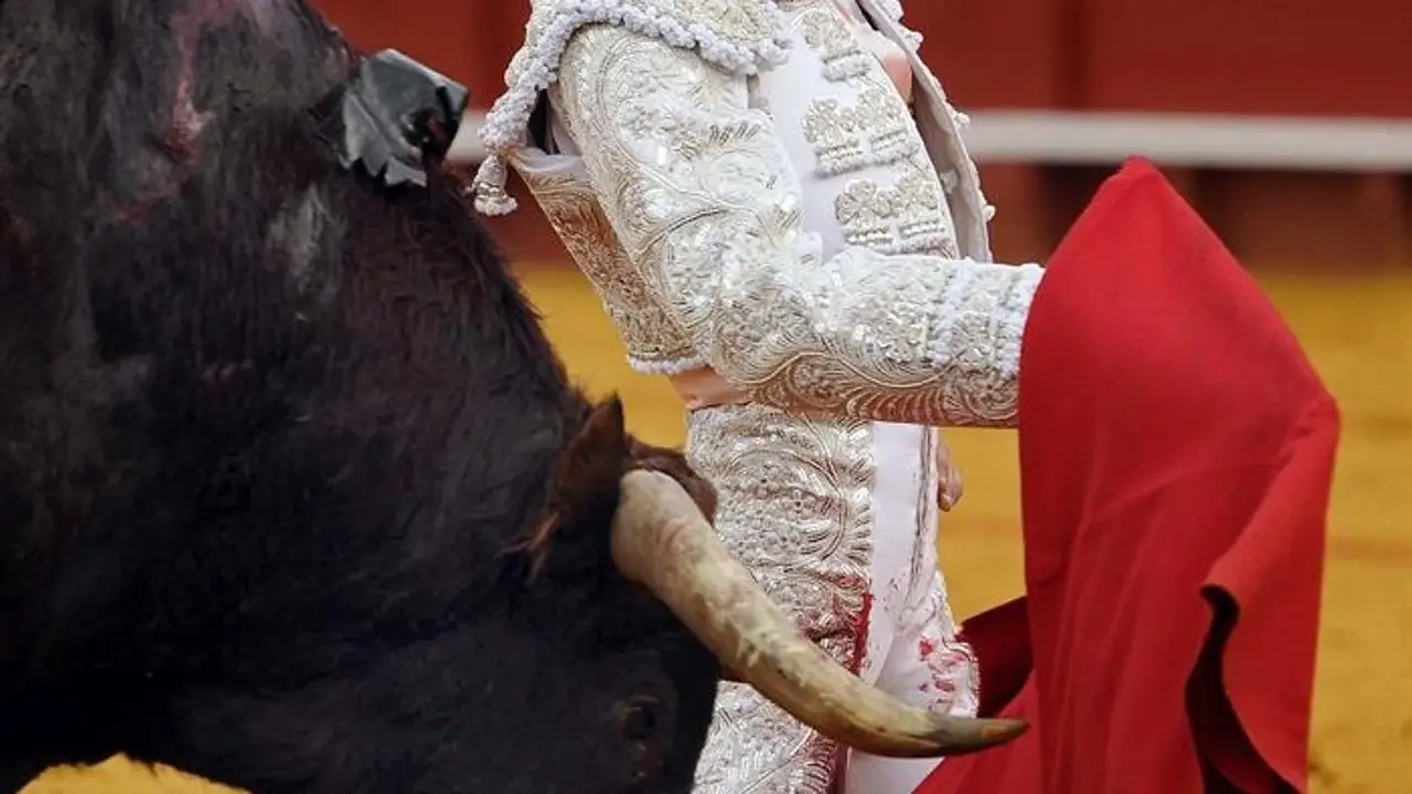 El diestro López Simón, en un pase con la muleta a su primer toro