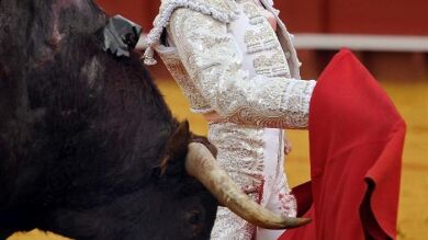 Con el bueno y el malo destacó López Simón en la corrida de feria de Sevilla
