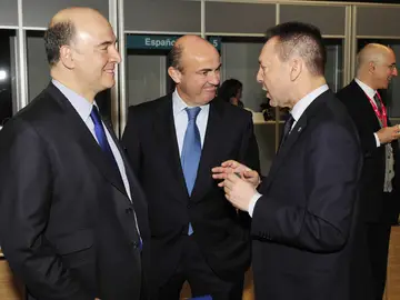 Luis de Guindos conversa con los ministros de Finanzas francés y griego Luis de Guindos conversa con los ministros de Finanzas francés y griego