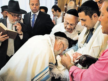 Un rabino succiona el pene de un bebé