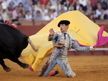 José María Manzanares corta dos orejas en su último toro José María Manzanares corta dos orejas en su último toro