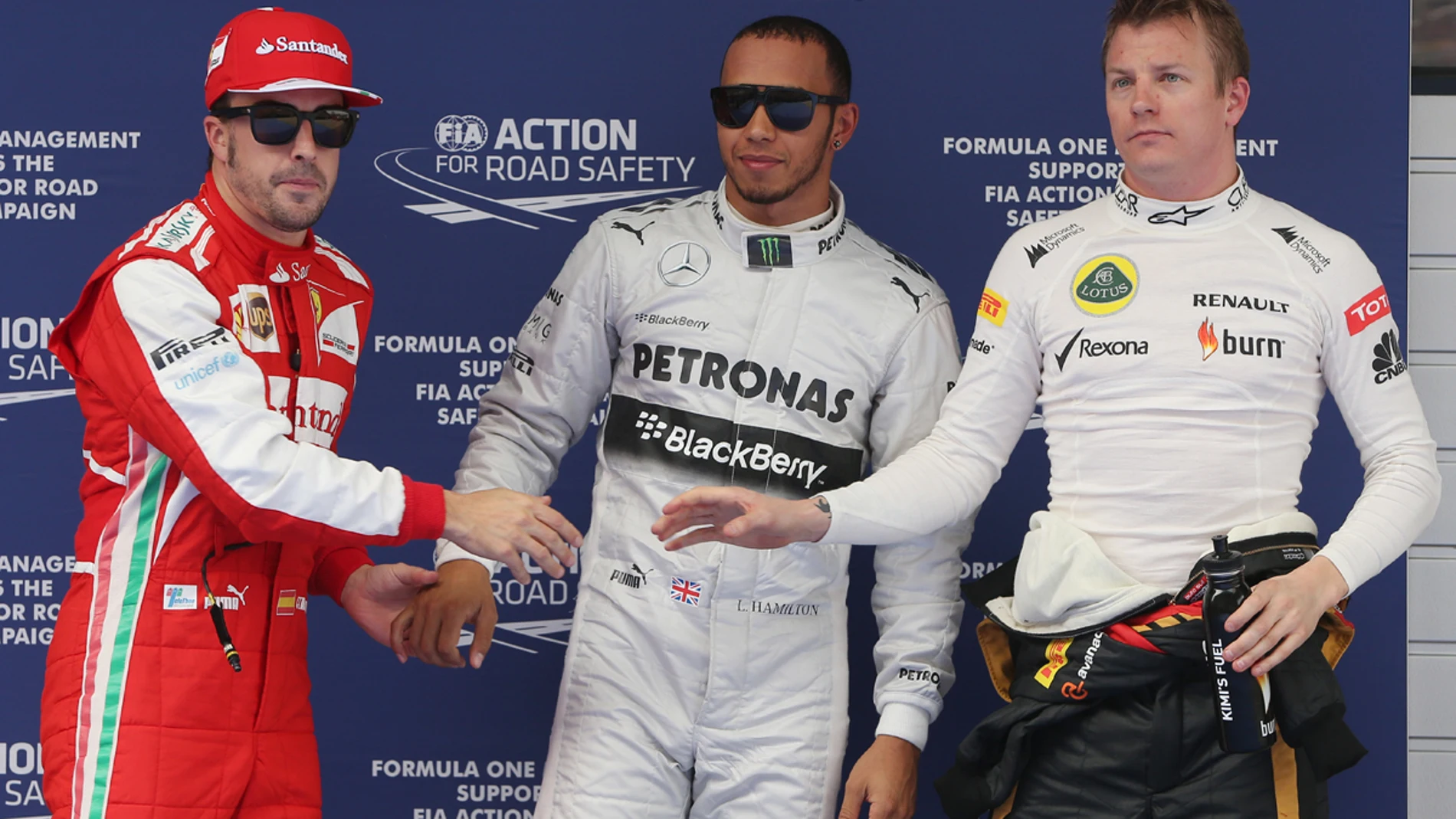 Fernando Alonso saluda a Hamilton y Raikkonen, la pole del GP de China