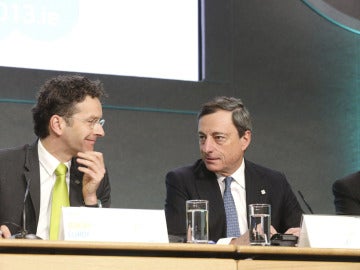 El ministro holandés de Finanzas, Jeroen Dijsselbloem, junto al presidente del BCE, Mario Draghi