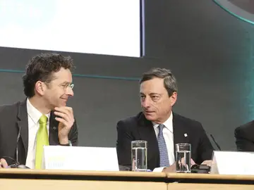 El ministro holandés de Finanzas, Jeroen Dijsselbloem, junto al presidente del BCE, Mario Draghi El ministro holandés de Finanzas, Jeroen Dijsselbloem, junto al presidente del BCE, Mario Draghi