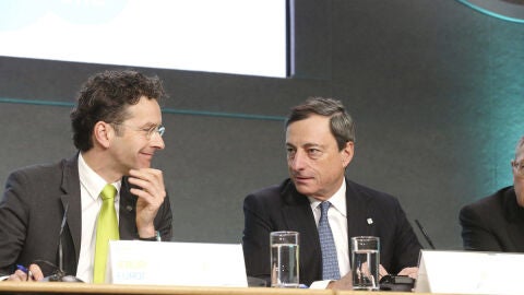 El ministro holand&eacute;s de Finanzas, Jeroen Dijsselbloem, junto al presidente del BCE, Mario Draghi