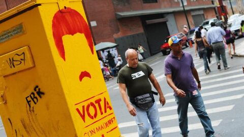 Vista de un mural promoviendo la candidatura del presidente encargado de Venezuela, Nicol&aacute;s Maduro