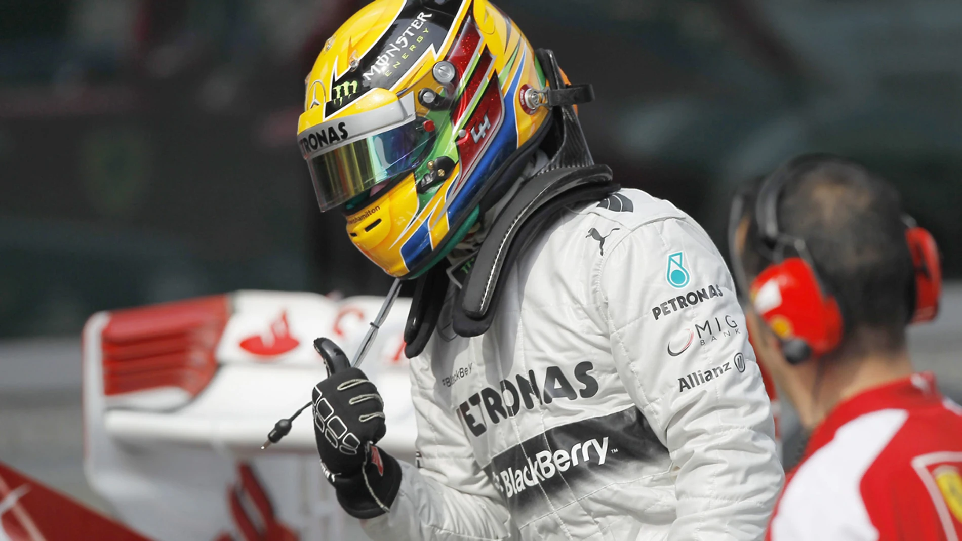 Hamilton hace un gesto de aprobación