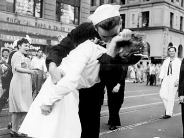 George Mendonsa besa a Greta Zimmer Friedman en Times Square George Mendonsa besa a Greta Zimmer Friedman en Times Square