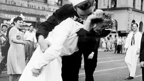 George Mendonsa besa a Greta Zimmer Friedman en Times Square George Mendonsa besa a Greta Zimmer Friedman en Times Square