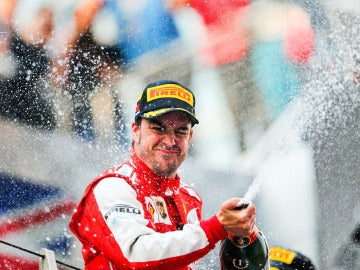 Alonso descorcha el champán
