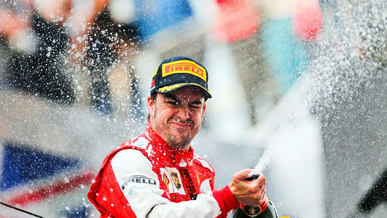 Alonso descorcha el champán