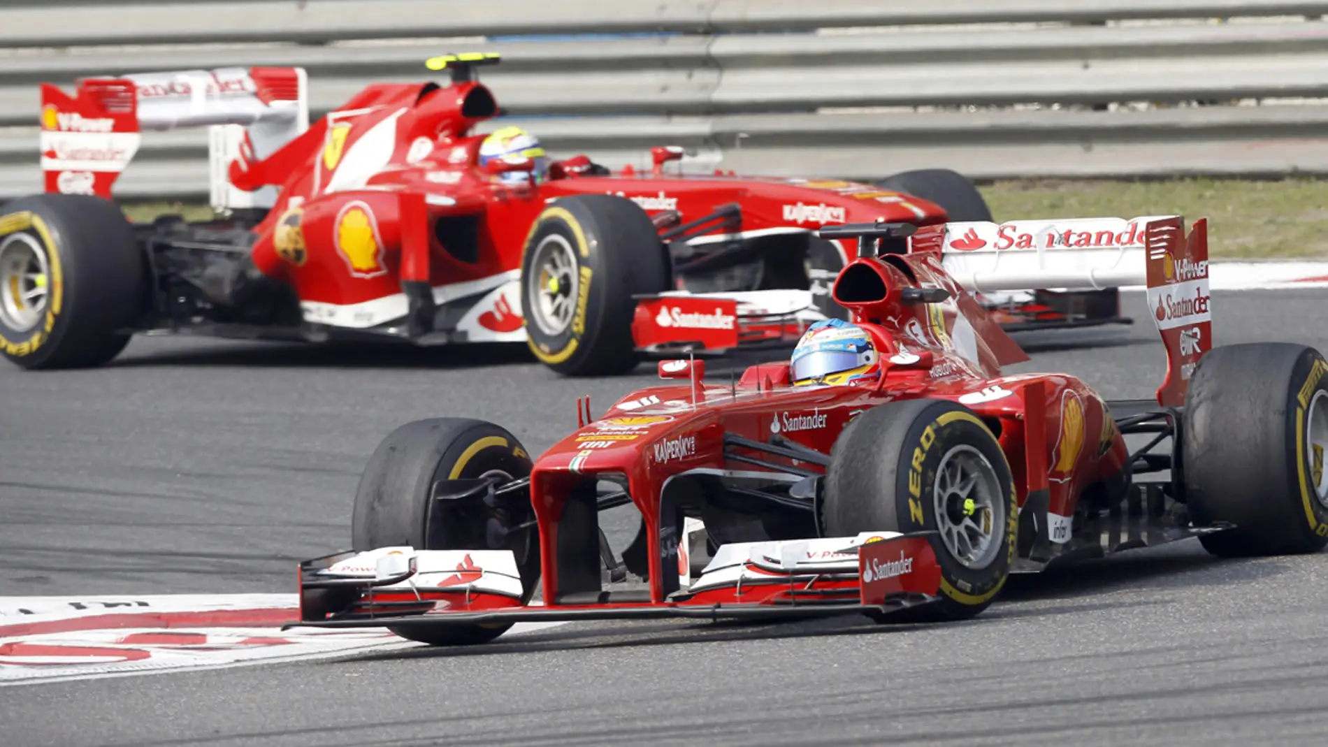 Alonso, perseguido por Massa