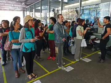 Venezolanos guardan cola para votar en Barcelona Venezolanos guardan cola para votar en Barcelona