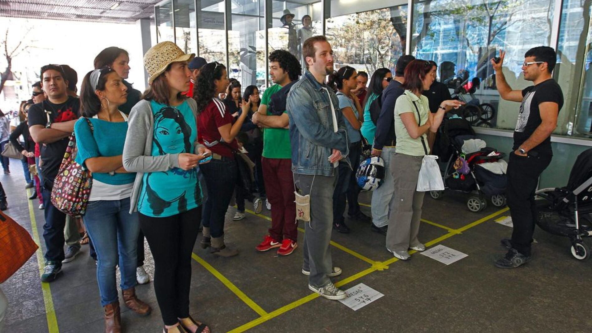 Venezolanos guardan cola para votar en Barcelona