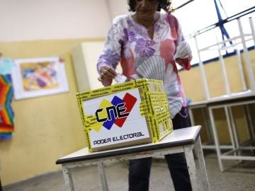 Una venezolana deposita su papeleta