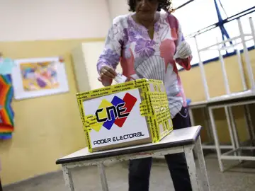 Una venezolana deposita su papeleta Una venezolana deposita su papeleta