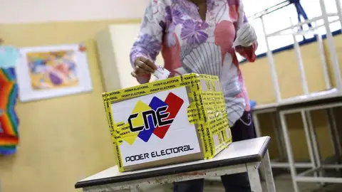 Una venezolana deposita su papeleta Una venezolana deposita su papeleta