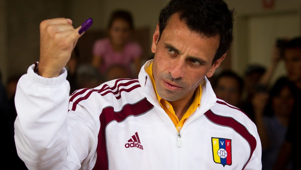 Capriles ejerce su derecho al voto