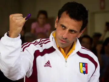 Capriles ejerce su derecho al voto Capriles ejerce su derecho al voto