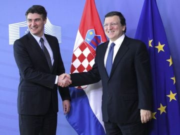 El primer ministro croata, Zoran Milanovic, da la mano al presidente de la Comisión Europea, José Manuel Barroso