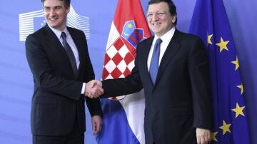 El primer ministro croata, Zoran Milanovic, da la mano al presidente de la Comisión Europea, José Manuel Barroso