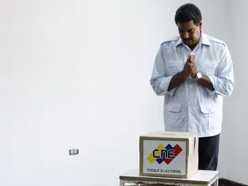 Maduro ejerce su derecho al voto en Venezuela Maduro ejerce su derecho al voto en Venezuela