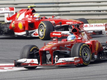 Alonso, perseguido por Massa