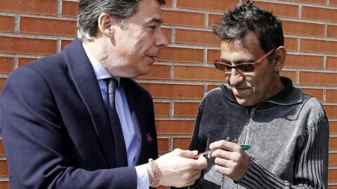 Ignacio Gonz&aacute;lez durante la entrega de la primera vivienda p&uacute;blica que va a ceder a desahuciados