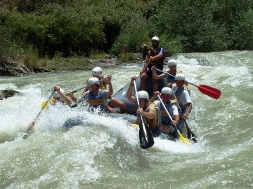 Un grupo de jóvenes practica rafting