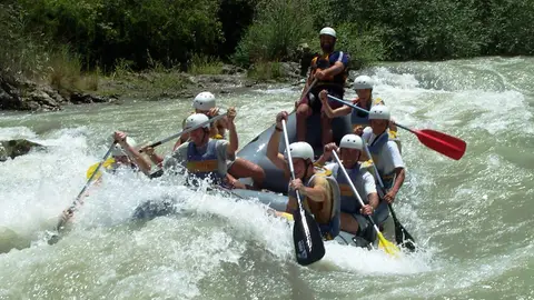 Un grupo de jóvenes practica rafting Un grupo de jóvenes practica rafting
