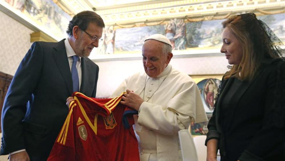  Mariano Rajoy obsequiando al Papa Francisco con una camiseta de la Selección Española