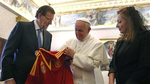  Mariano Rajoy obsequiando al Papa Francisco con una camiseta de la Selecci&oacute;n Espa&ntilde;ola