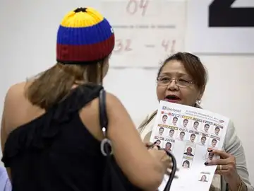 Una mujer entrega su papeleta en el Auditorio de Tenerife Una mujer entrega su papeleta en el Auditorio de Tenerife