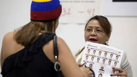 Una mujer entrega su papeleta en el Auditorio de Tenerife Una mujer entrega su papeleta en el Auditorio de Tenerife