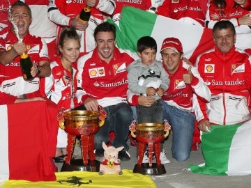 Alonso celebra la victoria en China