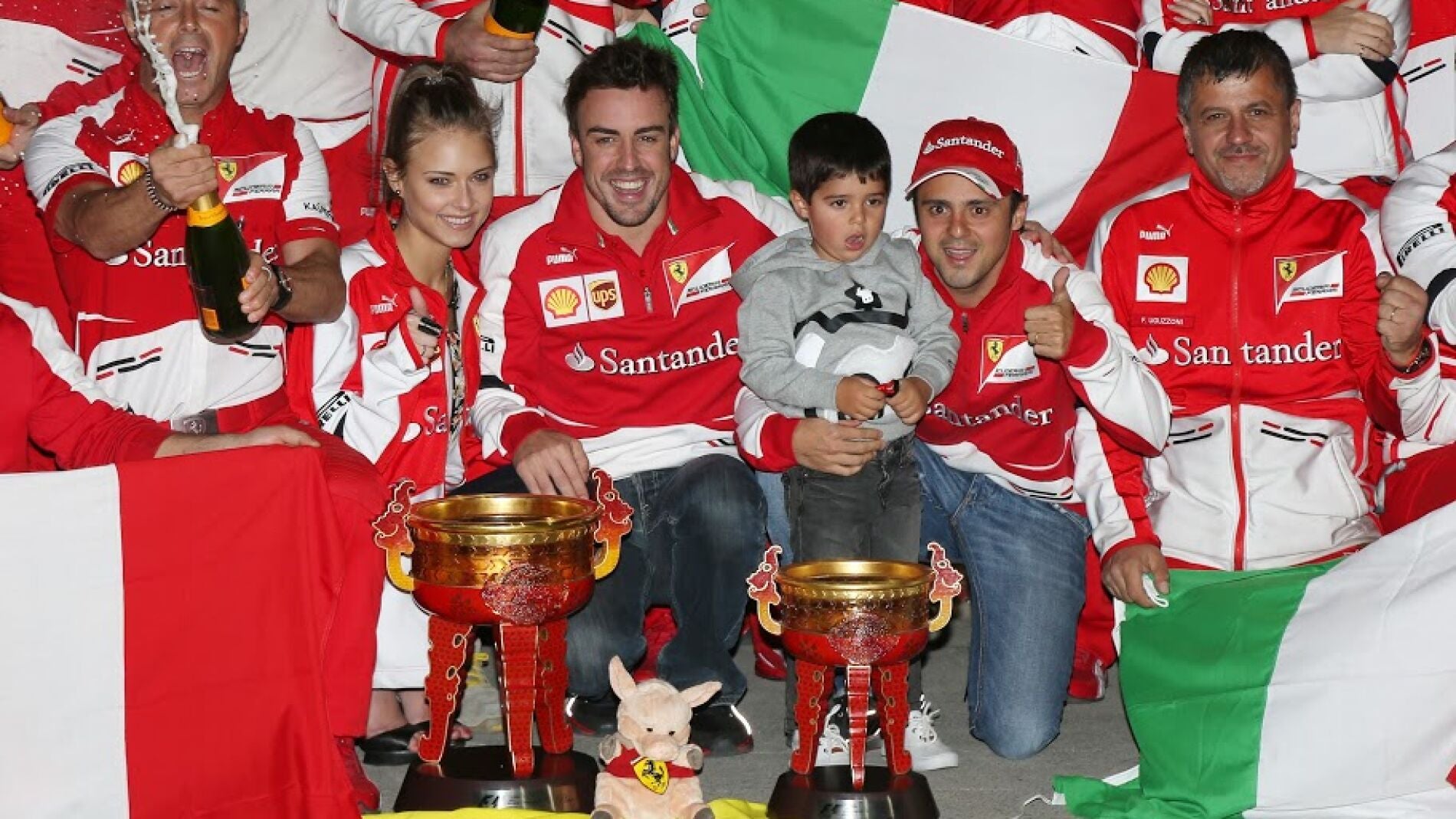 Alonso celebra la victoria en China