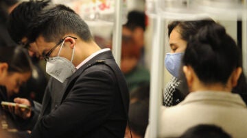 Los ciudadanos de Shanghai extreman las precauciones en el metro.