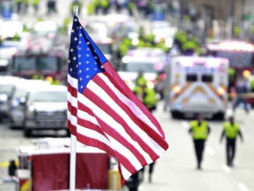 Una bandera de EEUU preside el maratón