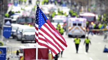 Una bandera de EEUU preside el marat&oacute;n