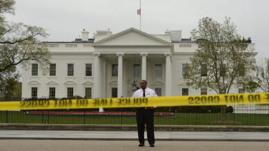 Detienen a un hombre cuando intentaba saltar, con dos bolsas, la valla de la Casa Blanca