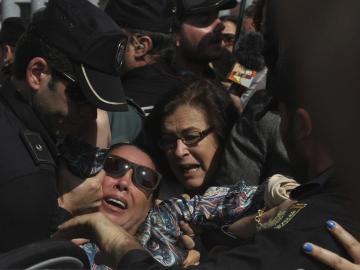 Isabel Pantoja se ha desmayado por el tumulto a la salida