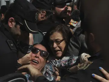 Isabel Pantoja se ha desmayado por el tumulto a la salida Isabel Pantoja se ha desmayado por el tumulto a la salida