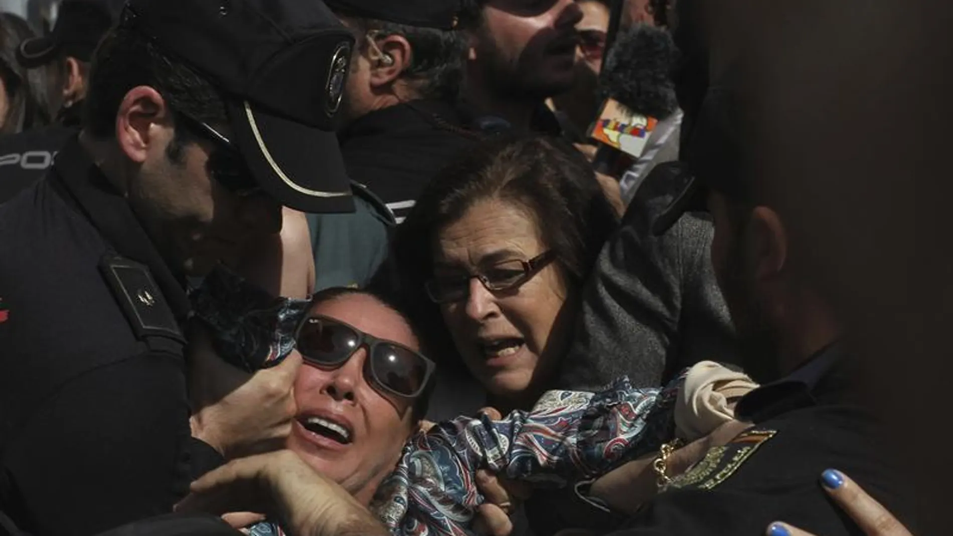 Isabel Pantoja se ha desmayado por el tumulto a la salida