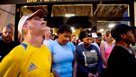 Momento de oraci&oacute;n por los fallecidos